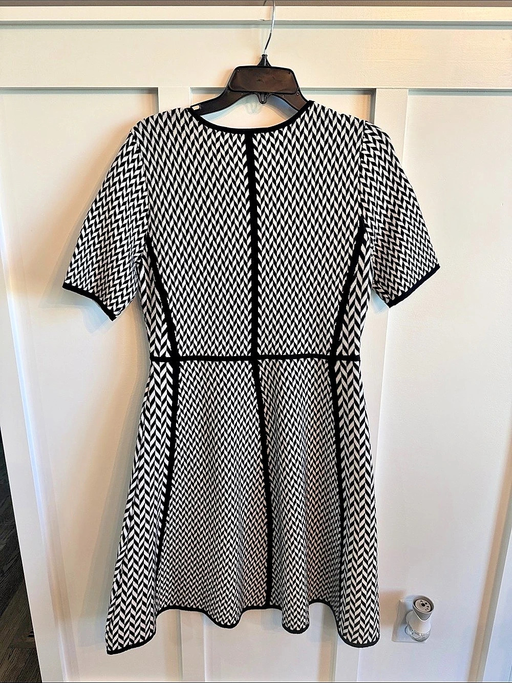 Nina Leonard Geometric Sweater Dress in Black & White Like New. knee length.